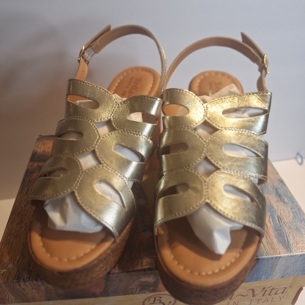 New Bella Vita Made In Italy Champagne Leather Wedges Sandals. Size 8.5 W
